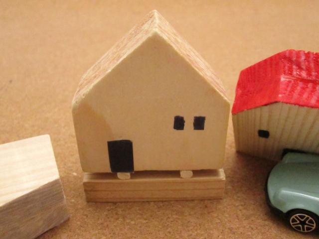 木製の家の形をした雑貨
