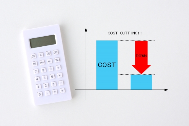 コストダウンのイメージと電卓のイメージ