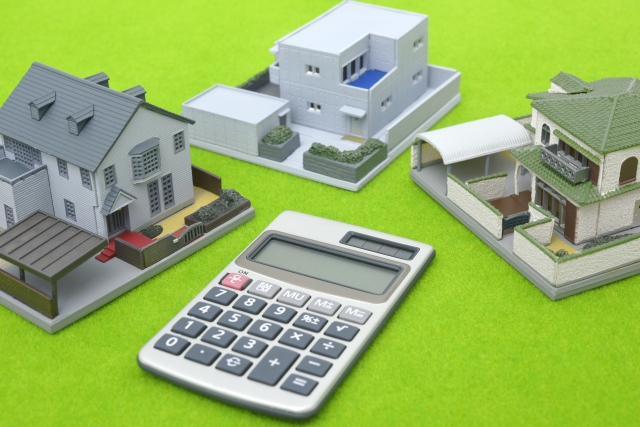 電卓と家の模型