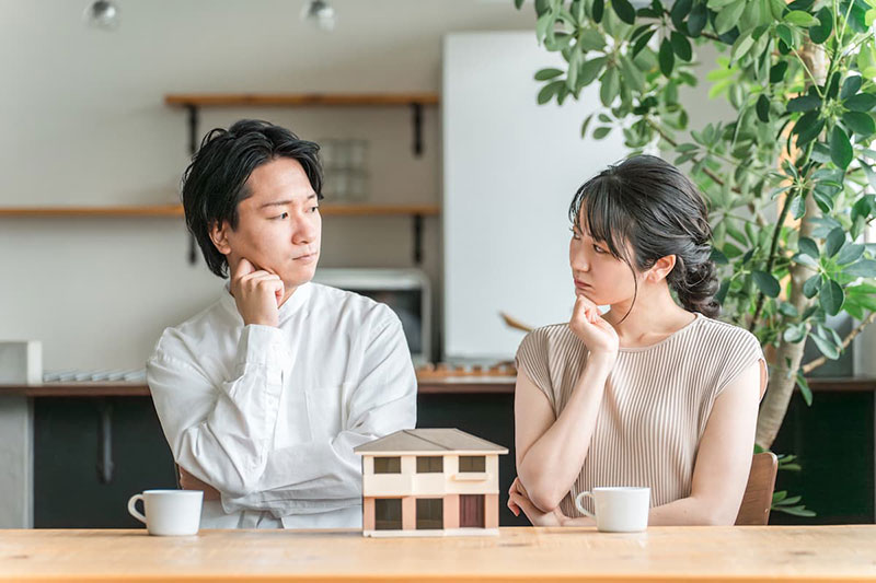 悩む夫婦