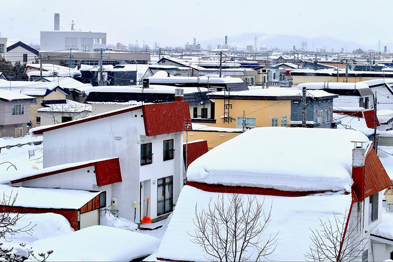 豪雪地帯の屋根の特徴は？雪対策におすすめの屋根の種類を解説！