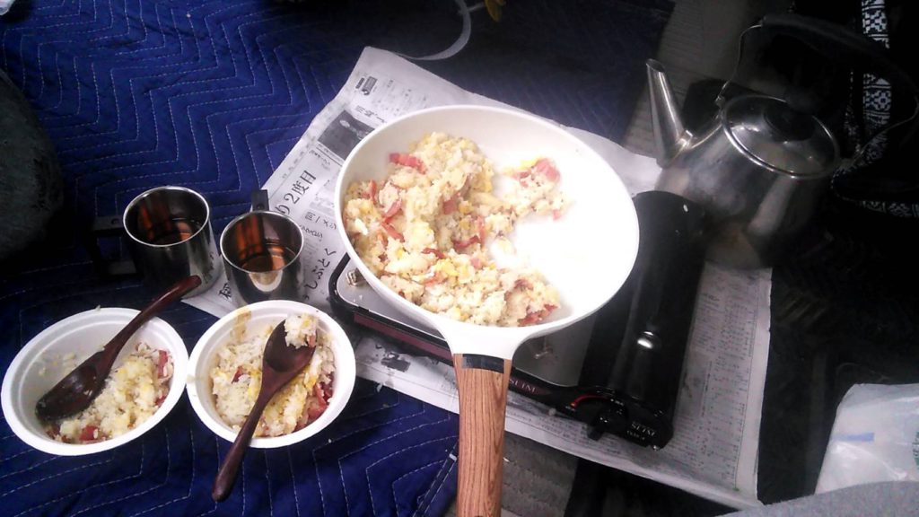 車中でキャンプ飯
