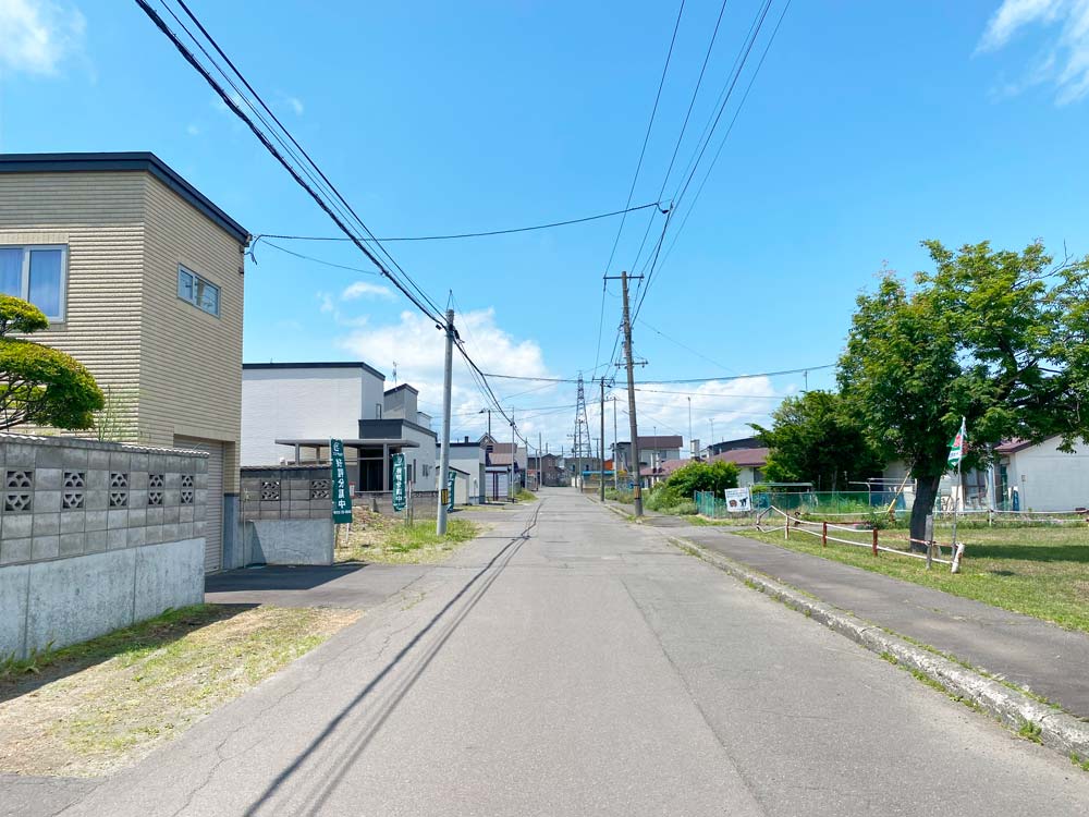 千歳 富丘4丁目 前面道路含む現地写真