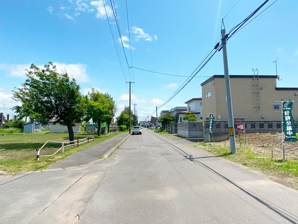 千歳 富丘4丁目 前面道路含む現地写真