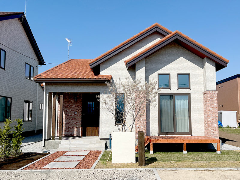 平屋を新築で建てる費用相場は？安く抑える方法や補助金も紹介！
