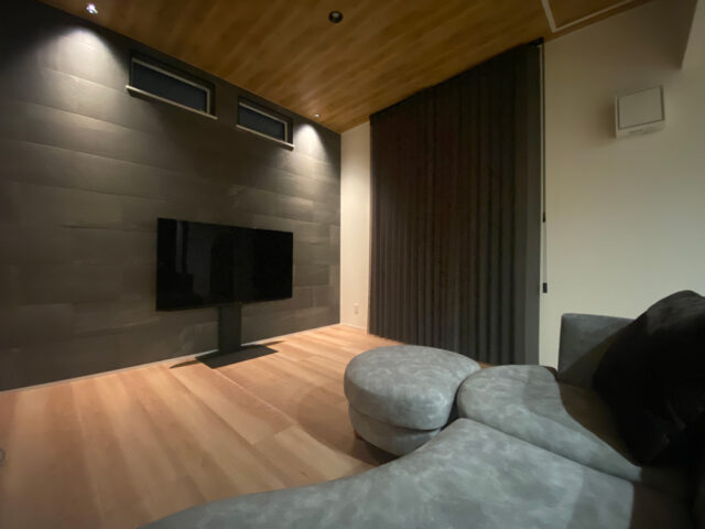 木目天井が映える、開放感あふれるリビングの家