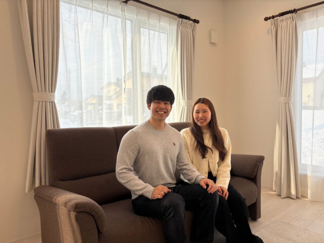 白の外観にブルーの扉が映える、洗練とやすらぎを纏う住まい