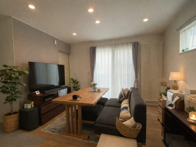 朝の光がやさしく差し込み、何気ない時間まで特別に変えてくれるリビング